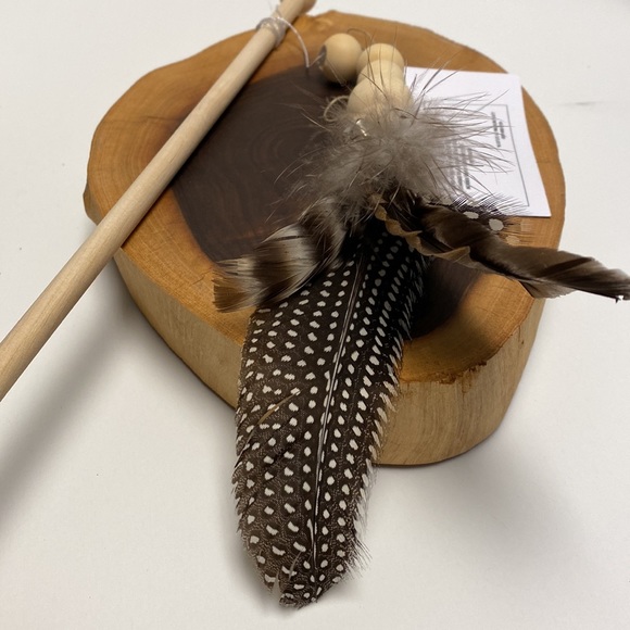 Cat pet toy with hand crafted with ethically collected natural feathers - Picture 3 of 4